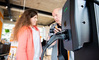 Weidmüller entwickelt und produziert unter anderem Lösungen für die Elektromobilität. Das Unternehmen lädt zu seinem E-Mobilitäts-Tag in die Detmolder Fußgängerzone ein. - Weidmüller Weidmüller entwickelt und produziert unter anderem Lösungen für die Elektromobilität. Das Unternehmen lädt zu seinem E-Mobilitäts-Tag in die Detmolder Fußgängerzone ein. - Weidmüller