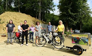 Das Teilst&uuml;ck besichtigen (von links) Florian Sch&ouml;n, J&uuml;rgen Georgi, Arndt Klocke, Mario Hecker, Inga Kretschmer, Burkhard Pohl und Katharina Kleine Vennekate.&nbsp; - Nicole Ellerbrake