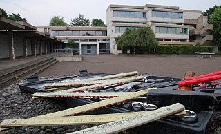 Wird zur Baustelle: Die Realschule Lemgo am Heldmanskamp. Sie soll gründlich saniert werden. Auch deshalb möchte die Stadt eine
Obergrenze von maximal fünf Klassen pro Jahrgang einziehen – zu Ungunsten von auswärtigen Schülern. - Till Brand Wird zur Baustelle: Die Realschule Lemgo am Heldmanskamp. Sie soll gründlich saniert werden. Auch deshalb möchte die Stadt eine
Obergrenze von maximal fünf Klassen pro Jahrgang einziehen – zu Ungunsten von auswärtigen Schülern. - Till Brand