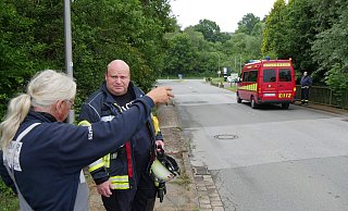 Thomas Schröder (links) gehören die Wiesen entlang des Diestelbachs. Beim Freischneiden des Wasserzugangs für seine Pferde hat er am Montagnachmittag erneut eine Verunreinigung im Bach festgestellt und weist der Feuerwehr den Weg. - Jost Wolf