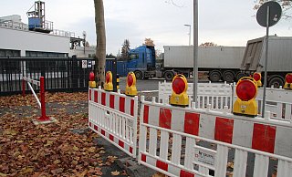 Für die Dauer der Kampagne ist die Friedrich-Wienke-Straße an der Einfahrt zum neuen Rübenhof der Zuckerfabrik gesperrt. Noch ist das provisorisch. Die Erfahrungen mit der geänderten Anfahrt der Rübenlaster sind aber gut. Eine Sperre soll daher dauerhaft installiert und für die Dauer der Rübenkampagnen aktiviert werden, wie dies auch schon links für die Rübenlaster-Spur geschehen ist. - Dieter Asbrock