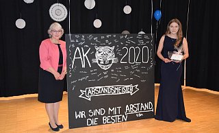 Die Klassenlehrerin Annette Wegener (links) freut sich mit Schülerin Chiara Pflug bei der Zeugnisübergabe der Realschule. - Realschule Augustdorf