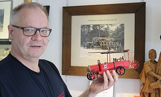 Stadtbrandinspektor Klaus Wegener, Leiter der Lemgoer Feuerwehr, hat in Madagaskar historische Spritzenwagen aus Blech anfertigen lassen. - Sandra Castrup (LZ)