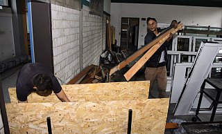 Samir Butucel (links) und Mohammed Mouteh vom Schadstoffsanierungsunternehmen Resorg beseitigen im Zuge der Renovierungsarbeiten die alten Deckenbalken in der Physiksammlung. - Raphael Bartling