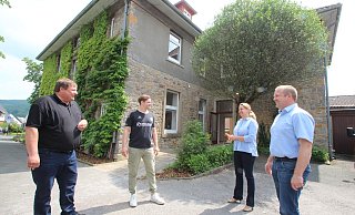 Physiotherapeut Mats B&ouml;nnemann (Zweiter von links) hat das fr&uuml;here Technische Rathaus der Gemeinde an der Herforder Stra&szlig;e gekauft. Den Verkauf begleitet haben auf Seiten der Gemeinde Kalletal K&auml;mmerer Jens Hankemeier (links), Bauamtsleiterin Ewa Hermann und B&uuml;rgermeister Mario Hecker. - Jens Rademacher