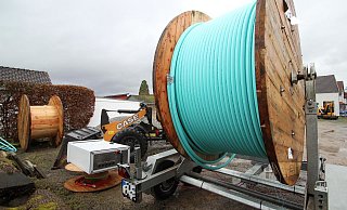 Auf großen Rollen kommt das Baustellenmaterial für den Breitbandausbau der Sewikom, wie dieses Bild aus dem Archiv – hier stellvertretend für den Ausbau in Dörentrup – zeigt. - Jens Rademacher Auf großen Rollen kommt das Baustellenmaterial für den Breitbandausbau der Sewikom, wie dieses Bild aus dem Archiv – hier stellvertretend für den Ausbau in Dörentrup – zeigt. - Jens Rademacher