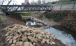 Die neue Sohlgleite ersetzt die bisherige Fischaufstiegsanlage, die nicht mehr dem Stand der Technik entsprach. Vor allem Forellen sollen so einen H&ouml;henunterschied von rund 1,5 Meter &uuml;berwinden k&ouml;nnen. - Jens Rademacher