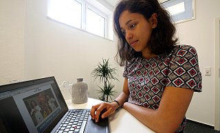 Erster Einblick: Ayesha Lietzau schaut sich eine Datei an, in der verschiedene Hilfsprojekte in Indien beschrieben werden. Bei einem davon wird sie sich für ein Jahr engagieren. - Jost Wolf Erster Einblick: Ayesha Lietzau schaut sich eine Datei an, in der verschiedene Hilfsprojekte in Indien beschrieben werden. Bei einem davon wird sie sich für ein Jahr engagieren. - Jost Wolf