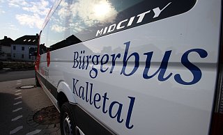 Mit maximal acht Fahrg&auml;sten &uuml;ber die D&ouml;rfer: Der B&uuml;rgerbus Kalletal &ndash; hier auf dem Kalletaler Rathaus-Parkplatz &ndash; ist seit 30 Jahren in der Gemeinde unterwegs und sichert die Mobilit&auml;t in vielen Ortsteilen. - Jens Rademacher