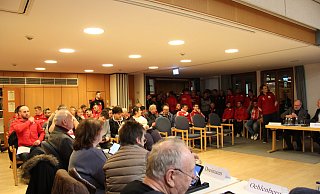 Das Interesse ist groß: Zahlreiche Spieler des FC Augusdtorf und weitere Bürger sind am Donnerstag zur Ratssitzung ins Bürgerzentrum gekommen. - Nadine Uphoff Das Interesse ist groß: Zahlreiche Spieler des FC Augusdtorf und weitere Bürger sind am Donnerstag zur Ratssitzung ins Bürgerzentrum gekommen. - Nadine Uphoff