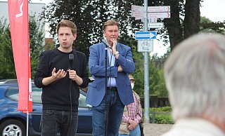 Kevin Kühnert (links) mit Jürgen Berghahn beim Wahlkampfauftritt am Langenbrücker Tor in Lemgo. - Jens Rademacher Kevin Kühnert (links) mit Jürgen Berghahn beim Wahlkampfauftritt am Langenbrücker Tor in Lemgo. - Jens Rademacher