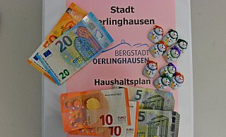 Dick geworden ist der Ordner mit den Unterlagen des Haushaltsplanentwurfs für die Jahre 2020 und 2021. Kämmerin Jutta Martfeld legt das umfangreiche Werk den Kommunalpolitikern vor. - Gunter Held Dick geworden ist der Ordner mit den Unterlagen des Haushaltsplanentwurfs für die Jahre 2020 und 2021. Kämmerin Jutta Martfeld legt das umfangreiche Werk den Kommunalpolitikern vor. - Gunter Held
