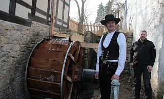 Das neue M&uuml;hlrad wird &uuml;ber das Wasser der Kalle betrieben. Zimmermann Andreas Begemann (links) hat es gebaut, Elektriker Bernd Greife ist f&uuml;r die Technik rund um den Generator verantwortlich. - Carolin Brokmann-F&ouml;rster