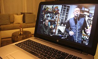 Ein Konzert des Duos "Ranzig, aber geht noch" im eigenen Wohnzimmer hat der Kelter- und Kulturverein Schwalenberg per Livestream ermöglicht. Das Video hat mehr als 600 Aufrufe. - Michaela Weiße Ein Konzert des Duos "Ranzig, aber geht noch" im eigenen Wohnzimmer hat der Kelter- und Kulturverein Schwalenberg per Livestream ermöglicht. Das Video hat mehr als 600 Aufrufe. - Michaela Weiße