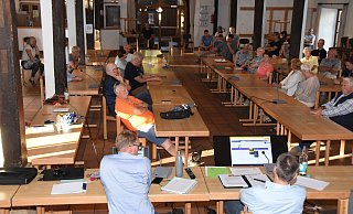 Trotz kleinerer Runde suchen die Bürgerinnen und Bürger in der Burgscheune weiter nach Lösungen im Kampf gegen Müll, Lärm und Kriminalität in der Horner Innenstadt. - Raphael Bartling