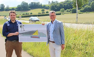 Lars Brakhage und Jens Gnisa präsentieren den Entwurf einer neuen Lösung für das Lärm- und Raserproblem an der Kalldorfer Todeskurve. Die "Intelligenten" Schwellen sollen auf Geschwindigkeit und Gewicht reagieren. - Karolina Schmidt