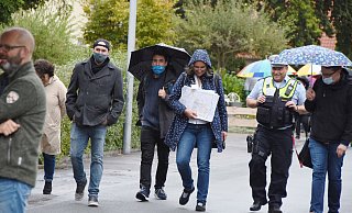 Stadtplanerin Andrea Fromberg (Mitte) aus Köln schaut sich beim Fußverkehrscheck in Pivitsheide zusammen mit den Bürgern die Gefahrenzonen rund um die örtlichen Grundschulen an. - Raphael Bartling
