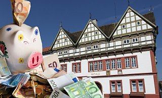 Sparen ist auch im Blomberger Rathaus angesagt. Der Etat hat ein Defizit von 4 Millionen Euro. Auf die wichtigsten Punkte, die dieses Jahr angegangen werden sollen, konnten sich die vier Fraktionen dennoch einigen. - Fotos: Vera Gerstendorf-Welle;Pixabay / Montage: Meike Groppe Sparen ist auch im Blomberger Rathaus angesagt. Der Etat hat ein Defizit von 4 Millionen Euro. Auf die wichtigsten Punkte, die dieses Jahr angegangen werden sollen, konnten sich die vier Fraktionen dennoch einigen. - Fotos: Vera Gerstendorf-Welle;Pixabay / Montage: Meike Groppe