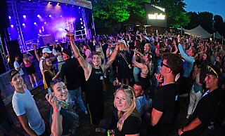 Seifenblasen und DJ-Musik: Am Schiedersee haben die Partygäste ausgelassen gefeiert. - Nicole Ellerbrake Seifenblasen und DJ-Musik: Am Schiedersee haben die Partygäste ausgelassen gefeiert. - Nicole Ellerbrake