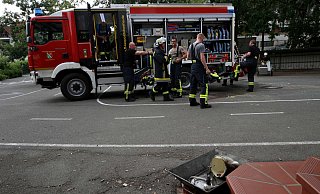 Brandursache: Im Metallkorb liegen die Reste eines Wasserkochers. Er war in der Küchenzeile des Lehrerzimmers in Brand geraten. Einsatzkräfte der Leopoldshöher Freiwilligen Feuerwehr bekämpften den Brand. - Thomas Dohna Brandursache: Im Metallkorb liegen die Reste eines Wasserkochers. Er war in der Küchenzeile des Lehrerzimmers in Brand geraten. Einsatzkräfte der Leopoldshöher Freiwilligen Feuerwehr bekämpften den Brand. - Thomas Dohna