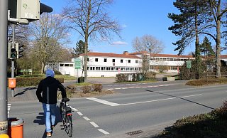 Die Realschule I ist aktuell sehr gefragt – ob der Boom ein Trend ist oder eine Momentaufnahme, wird sich nach Darstellung des Erstem Beigeordneten Frank Hilker noch zeigen müssen. Die Schule wird fünfzügig. - Till Sadlowski Die Realschule I ist aktuell sehr gefragt – ob der Boom ein Trend ist oder eine Momentaufnahme, wird sich nach Darstellung des Erstem Beigeordneten Frank Hilker noch zeigen müssen. Die Schule wird fünfzügig. - Till Sadlowski