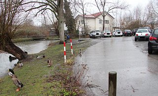 Hinter dem städtischen Parkplatz an der Stauffenbergstraße könnte eine Hol- und Bringzone für Schulkinder eingerichtet werden. - Cordula Gröne