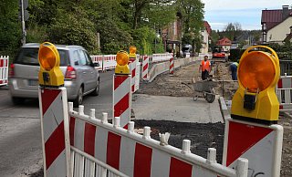 Engstelle: Auch im nunmehr zweiten Bauabschnitt an der Paderborner Stra&szlig;e zwischen Hotel Kanne und Hangsteinstra&szlig;e kann der Verkehr nur einspurig laufen. Geregelt wird er mittels Baustellenampeln. - Bernhard Preuss