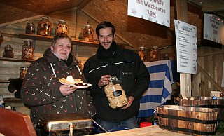 Verkäuferin Stefanie Brakemeier und Organisator Kai-Daniel Schmidt zeigen die traditionellen skandinavischen Kekse und Waffeln - Julia Kube