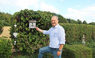 Martin Grohnert hält sich gerne im Garten auf. Hier fühlt er sich wohl und genießt den wunderschönen Blick auf Feld und Wald. - Katrin Kantelberg Martin Grohnert hält sich gerne im Garten auf. Hier fühlt er sich wohl und genießt den wunderschönen Blick auf Feld und Wald. - Katrin Kantelberg