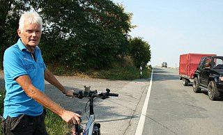 Gefährliche Strecke: Herbert Stammeier aus Selbeck wünscht sich einen Radweg-Lückenschluss nach Großenmarpe. - Sylvia Frevert