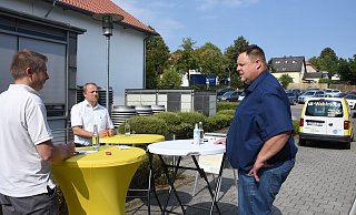 LZ-Redakteur Jens Rademacher (von links) befragt die Bürgermeisterkandidaten Mario Hecker und Ingo Mühlenmeier zu den Themen, die die Bürgerinnen und Bürger im Lipper Bergland bewegen. - Raphael Bartling LZ-Redakteur Jens Rademacher (von links) befragt die Bürgermeisterkandidaten Mario Hecker und Ingo Mühlenmeier zu den Themen, die die Bürgerinnen und Bürger im Lipper Bergland bewegen. - Raphael Bartling