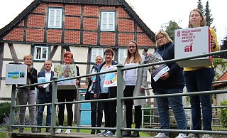 Corinna Will (von links), Mario Hecker, Silke Busch (Kita Zwergenhaus), Ute Seidemann, Ingrid Kriesel (Kita Wichtelnest), Kira Rekate (Kita Pusteblume), Iris Sch&ouml;n und Henrike Sieker haben das Programm der zweiten Kalletaler Nachhaltigkeitswochen vorgestellt. - Nadine Uphoff