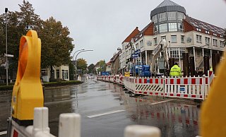 Die Herbstferien spielen der Baustelle am Lemgoer Tor derzeit in die Karten, ist der gängige Verkehr zumindest schon allein deswegen ruhiger. Trotzdem nagt die Situation vorrangig an den umliegenden Geschäften. - Janet König Die Herbstferien spielen der Baustelle am Lemgoer Tor derzeit in die Karten, ist der gängige Verkehr zumindest schon allein deswegen ruhiger. Trotzdem nagt die Situation vorrangig an den umliegenden Geschäften. - Janet König