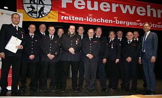 Zahlreiche Ehrungen für langjährige Mitgliedschaften gab es bei der Feuerwehr Barntrup. Mit von der Partie waren der scheidende Kreisbrandmeister Karl-Heinz Brakemeier (Dritter von rechts), sein designierter Nachfolger Wolfgang Kornegger (Sechster von rechts) und Bürgermeister Jürgen Schell (rechts). - Sylvia Frevert Zahlreiche Ehrungen für langjährige Mitgliedschaften gab es bei der Feuerwehr Barntrup. Mit von der Partie waren der scheidende Kreisbrandmeister Karl-Heinz Brakemeier (Dritter von rechts), sein designierter Nachfolger Wolfgang Kornegger (Sechster von rechts) und Bürgermeister Jürgen Schell (rechts). - Sylvia Frevert