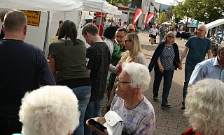 Beim Sommerfest im Bösingfelder Ortskern präsentieren sich Einzelhändler, Vereine und Institutionen dem Publikum. Viele Besucher bleiben an den Ständen stehen und informieren sich über Produkte oder Arbeitsweisen. - Sylvia Frevert