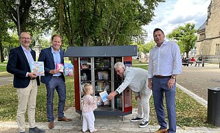 Weihen den Bücherschrank ein: Peter Karaski (Hilfswerk des Lions Club Detmold-Residenz), Kay Sandmann-Puzberg (Vorstandsvorsitzender der Bürgerstiftung Detmold), die zweijährige Flora, Martin Christian Vogel (Hilfswerk des Lions Club Detmold-Residenz) und Frank Hilker (Bürgermeister der Stadt Detmold, von links). - Elia Böckelmann Weihen den Bücherschrank ein: Peter Karaski (Hilfswerk des Lions Club Detmold-Residenz), Kay Sandmann-Puzberg (Vorstandsvorsitzender der Bürgerstiftung Detmold), die zweijährige Flora, Martin Christian Vogel (Hilfswerk des Lions Club Detmold-Residenz) und Frank Hilker (Bürgermeister der Stadt Detmold, von links). - Elia Böckelmann