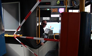 Hinter den rot-weißen Absperrbändern schaut Fahrer Andreas Teichrib in den Bus. Mit seinen Fahrgästen hat er derzeit nur wenige Gespräche. Zu groß ist der Sicherheitsabstand. - Katrin Kantelberg