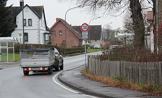 Kurz hinter dem Ortseingang von Mosebeck (in Fahrtrichtung Detmold) steht hinter einer Rechtskurve ein Tempo-30-Schild. - Jana Beckmann Kurz hinter dem Ortseingang von Mosebeck (in Fahrtrichtung Detmold) steht hinter einer Rechtskurve ein Tempo-30-Schild. - Jana Beckmann
