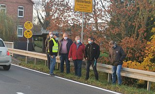 Unzufrieden und sorgenvoll blicken die Anwohner von Reinerbeck auf die Verkehrssituation im Ort - insbesondere in Zeiten der Zuckerrüben-Kampagne: (von links) Carsten Strasdat, Dieter Czudnochowski, Wilfried Düwel aus Alverdissen, Rüdiger Kreft, Marius Czudnochowski und Gerd Schwulera. - Sylvia Frevert Unzufrieden und sorgenvoll blicken die Anwohner von Reinerbeck auf die Verkehrssituation im Ort - insbesondere in Zeiten der Zuckerrüben-Kampagne: (von links) Carsten Strasdat, Dieter Czudnochowski, Wilfried Düwel aus Alverdissen, Rüdiger Kreft, Marius Czudnochowski und Gerd Schwulera. - Sylvia Frevert