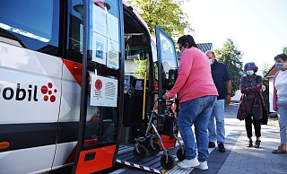 Gisela Kaiser testet mit ihrem Rollator den Einstieg an der neuen barrierefreien Haltestelle in Langenholzhausen. Axel Bünger vom Bürgerbusverein, sowie Renate Lübbing (Mitte) und Heidelore Müller vom Seniorenbeirat schauen gespannt zu. - Raphael Bartling Gisela Kaiser testet mit ihrem Rollator den Einstieg an der neuen barrierefreien Haltestelle in Langenholzhausen. Axel Bünger vom Bürgerbusverein, sowie Renate Lübbing (Mitte) und Heidelore Müller vom Seniorenbeirat schauen gespannt zu. - Raphael Bartling