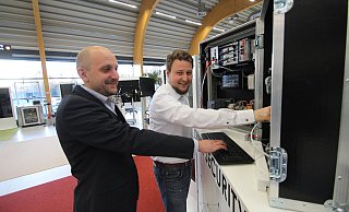 Am IT-Sicherheits-Lernkoffer stehen Jens Otto (links), Gruppenleiter der AG Cybersicherheit im Lemgoer Fraunhofer-Institut, und "Senior Software Engineer" Felix Specht. - Jens Rademacher Am IT-Sicherheits-Lernkoffer stehen Jens Otto (links), Gruppenleiter der AG Cybersicherheit im Lemgoer Fraunhofer-Institut, und "Senior Software Engineer" Felix Specht. - Jens Rademacher