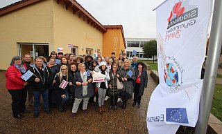 An der Erasmus-Flagge stehen Schulleiterin Gabriele Schmuck (links), Koordinatorin Anke Nagel (Mitte, mit Europa-Fähnchen), weitere Lehrer, Gastlehrer und Schüler. - Jens Rademacher An der Erasmus-Flagge stehen Schulleiterin Gabriele Schmuck (links), Koordinatorin Anke Nagel (Mitte, mit Europa-Fähnchen), weitere Lehrer, Gastlehrer und Schüler. - Jens Rademacher