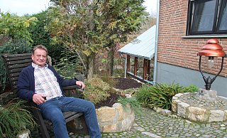 Ganz entspannt im Garten: Der erlernte Beruf des Gärtners schlägt bei Heinrich Georg Schneider immer noch durch. Fast frei von politischen Verpflichtungen, kann er von verschiedenen Sitzecken aus auf eine ausgedehnte Teichlandschaft und etliche Beete blicken. - Dieter Asbrock Ganz entspannt im Garten: Der erlernte Beruf des Gärtners schlägt bei Heinrich Georg Schneider immer noch durch. Fast frei von politischen Verpflichtungen, kann er von verschiedenen Sitzecken aus auf eine ausgedehnte Teichlandschaft und etliche Beete blicken. - Dieter Asbrock