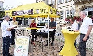 LZ-Redakteur Jost Wolf (von links) im Gespräch mit den Bürgermeisterkandidaten Heinz-Dieter Krüger (SPD), Diana Ammer (Die Linke), Frank Kuhlmann (Bürgerbündnis HBM), Heinz Blome (parteilos) und Rüdiger Krentz (parteilos). - Raphael Bartling