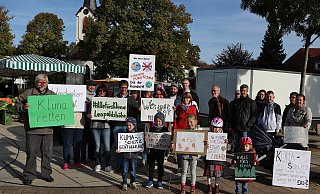 Für Klimaschutz: Im September beteiligten sich einige Leopoldshöher aller Generationen an der weltweiten Klimaschutzdemonstration, zu der die Bewegung Fridays für Future aufgerufen hatte. Jetzt soll der Gemeinderat den Klimanotstand für Leopoldshöhe ausrufen und sich zu Klimaschutzzielen verpflichten. Das sieht ein Antrag des Naturschutzbundes Leopoldshöhe vor. - Thomas Dohna