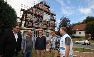 Renovierung des denkmalgesch&uuml;tzten Gutshauses neben der alten M&uuml;hle in L&uuml;denhausen: (von links) Berater Ingo M&uuml;hlenmeier, die beiden Eigent&uuml;mer Mark Bouma und Hermann Morren, Tischlermeister Volker Lampe und Malermeister Daniel Korf. - Jens Rademacher