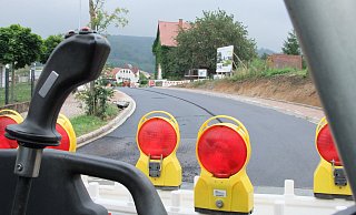 Bauarbeiten Hohenhauser Stra&szlig;e: Frischer Asphalt auf dem St&uuml;ck zwischen Weinkamp und Hohler Stra&szlig;e. - Axel B&uuml;rger