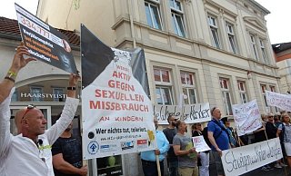 Am 1. August demonstrierten etwa 70 Bürger vor dem Landgericht.  - Astrid Sewing