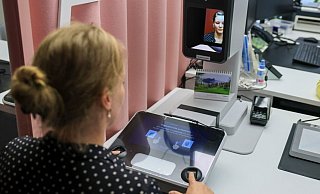 Ein digitaler Fotoautomat erm&ouml;glicht es, Passbilder direkt im B&uuml;rgerservice zu machen. "Praktisch", finden die einen. "Eine Bedrohung f&uuml;r den lokalen Einzelhandel", meinen andere. - Jan Woitas/dpa