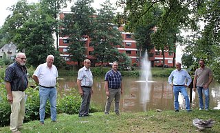 Dieter Buckow (Vorsitzender des HVV Pivitsheide V.L.), Friedrich Diekhof, Winfried Lange (HVV Pivitsheide V.L.), Georg Hanse (Projektleiter AquaActiv), Bürgermeister Rainer Heller und Christian Schneider (Geschäftsführer AquaActiv) weihen gemeinsam feierlich die neue Wasserfontäne am Mühlenteich ein. - Joline Heller